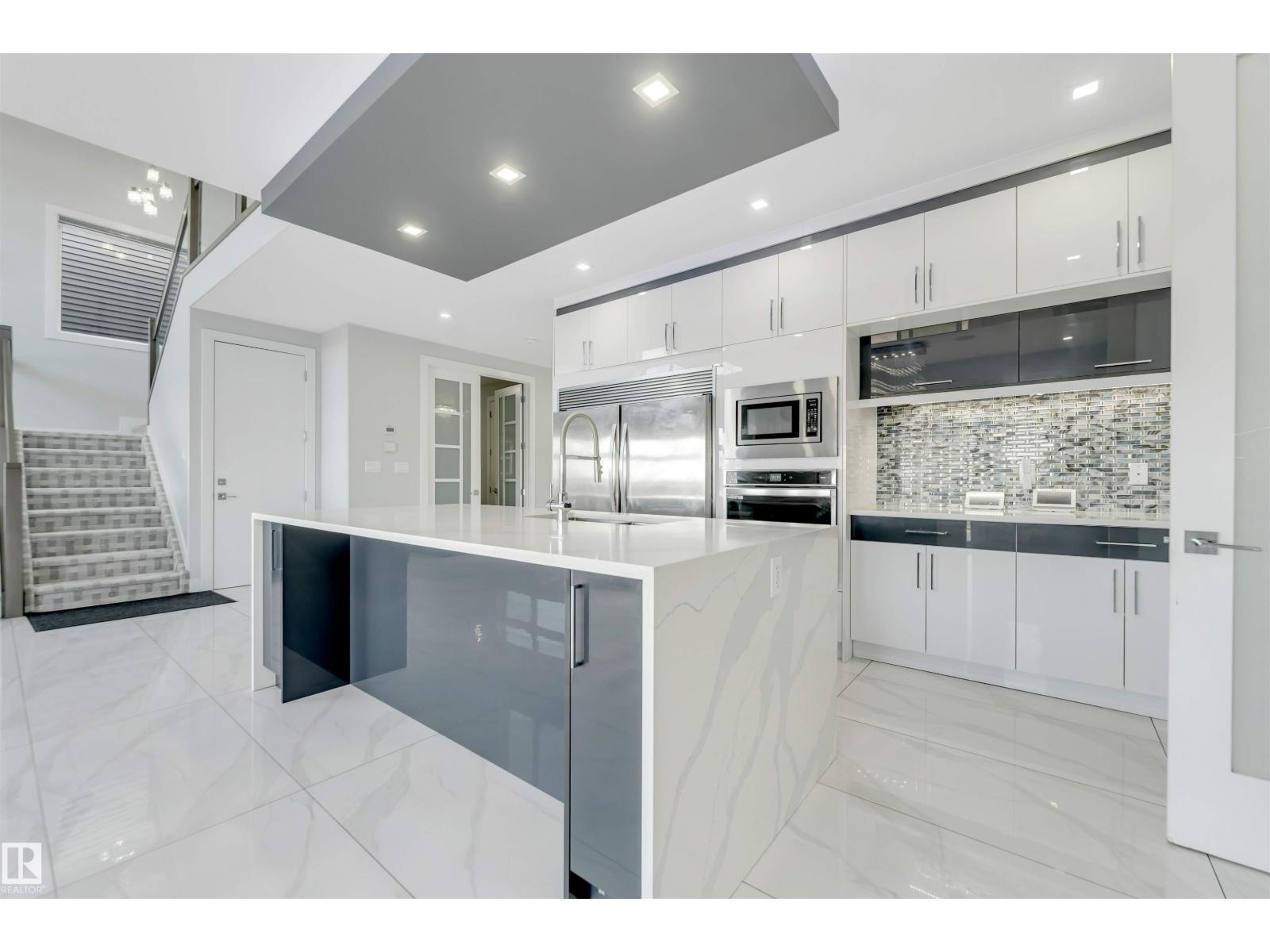 3736 1 AV SW SW - 29