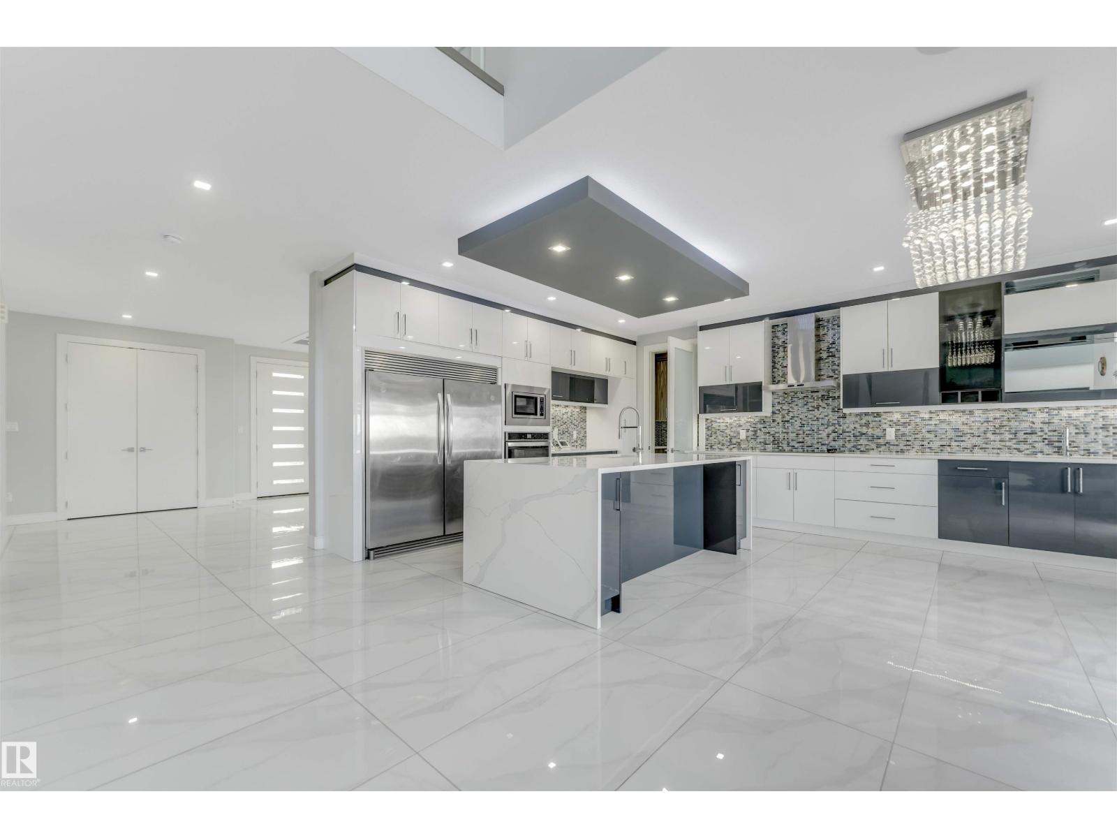 3736 1 AV SW SW - 32