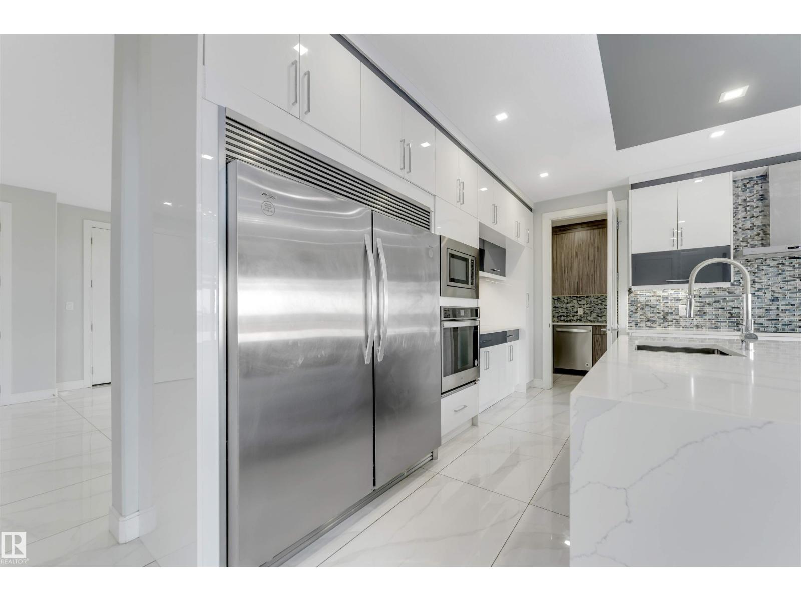 3736 1 AV SW SW - 33