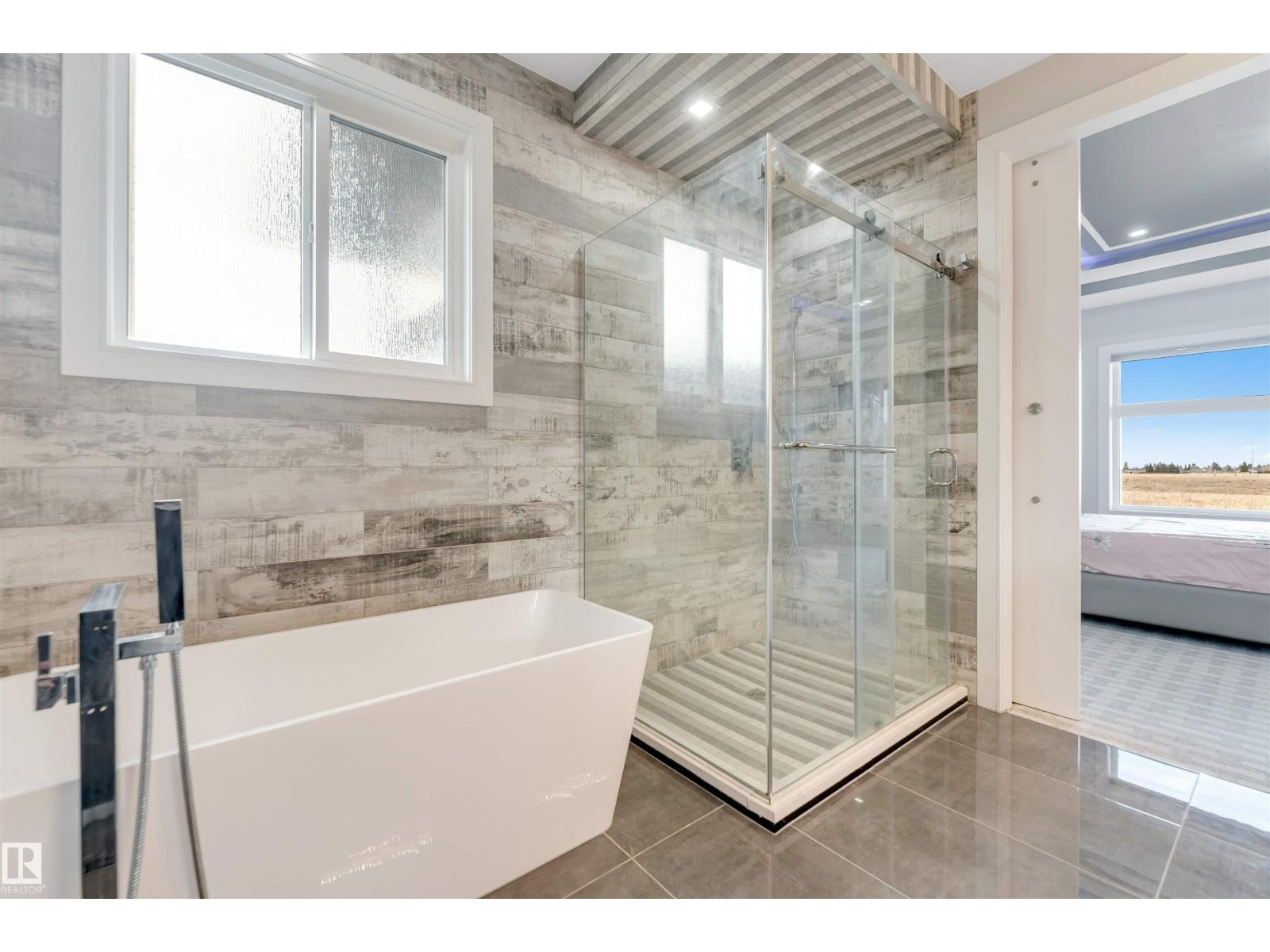 3736 1 AV SW SW - 62