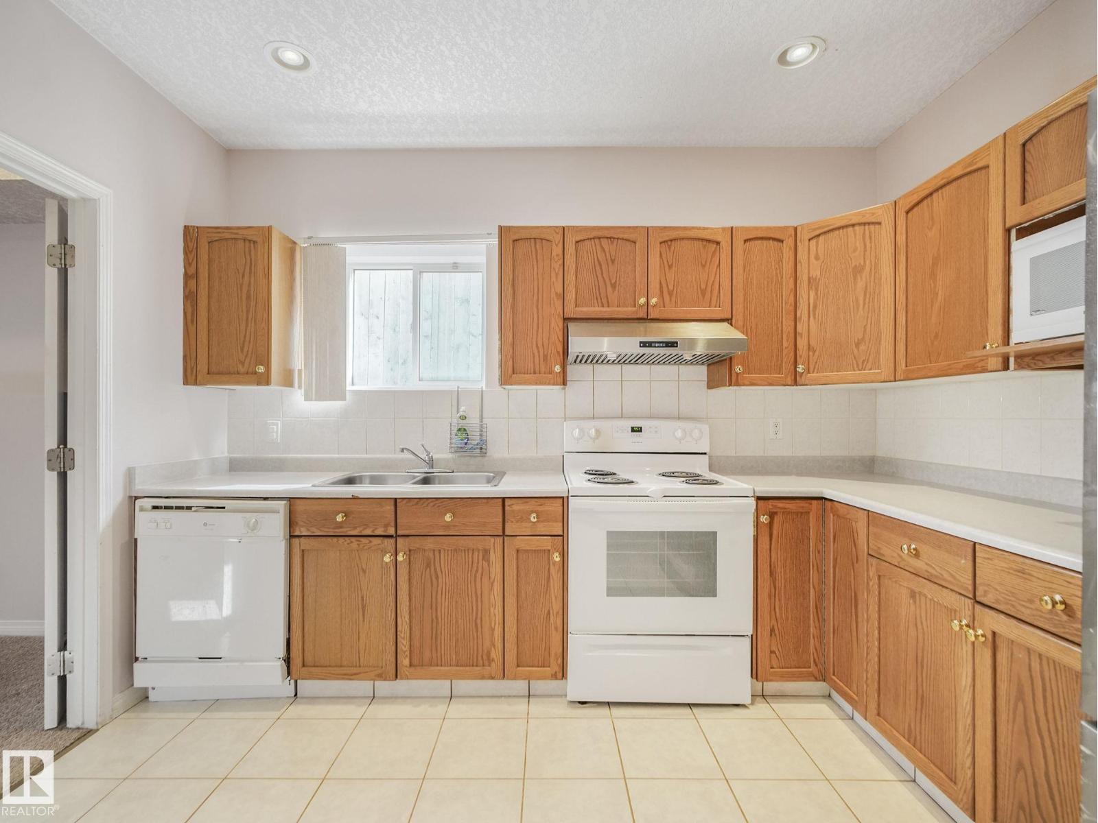 1054 ORMSBY CR NW - 40
