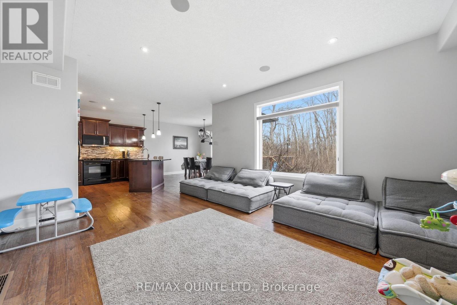 47 HANOVER COURT - 16
