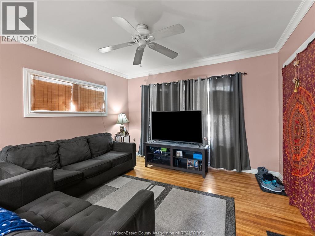 1560-1562 DOUGALL AVENUE - 15