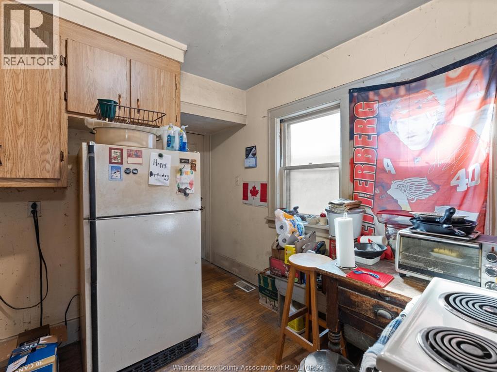 1560-1562 DOUGALL AVENUE - 9