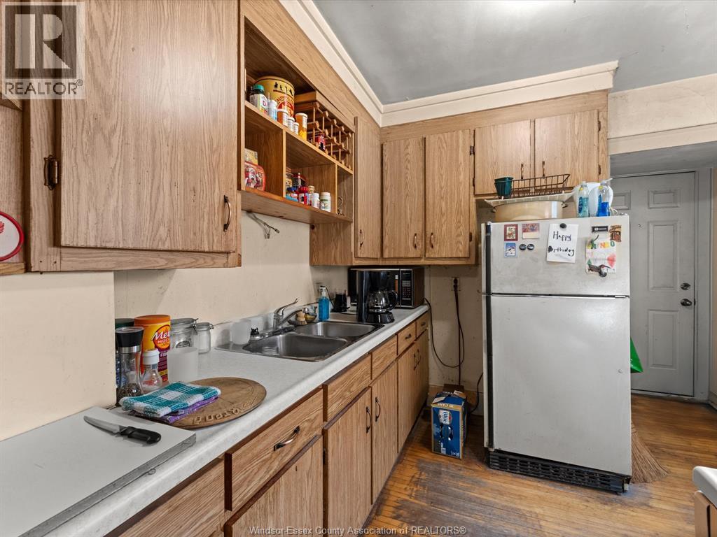 1560-1562 DOUGALL AVENUE - 8