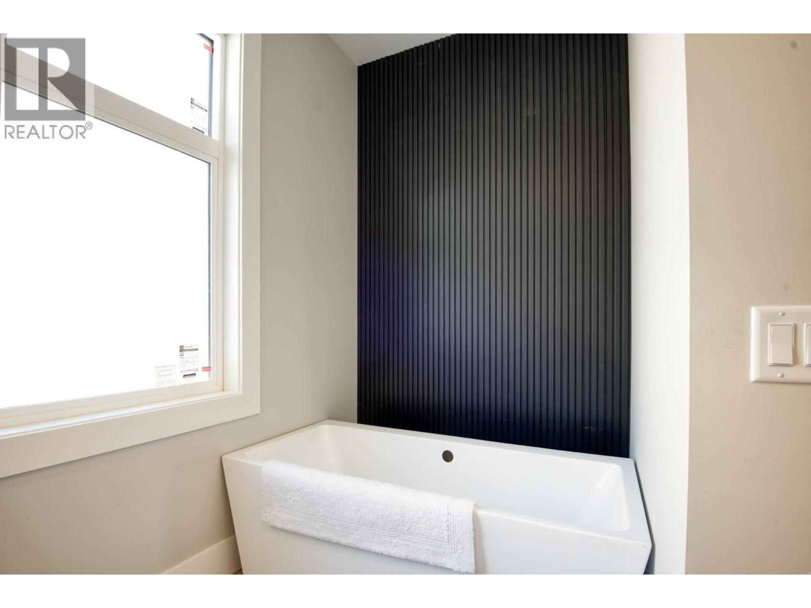 2835 Outlook Way, Naramata