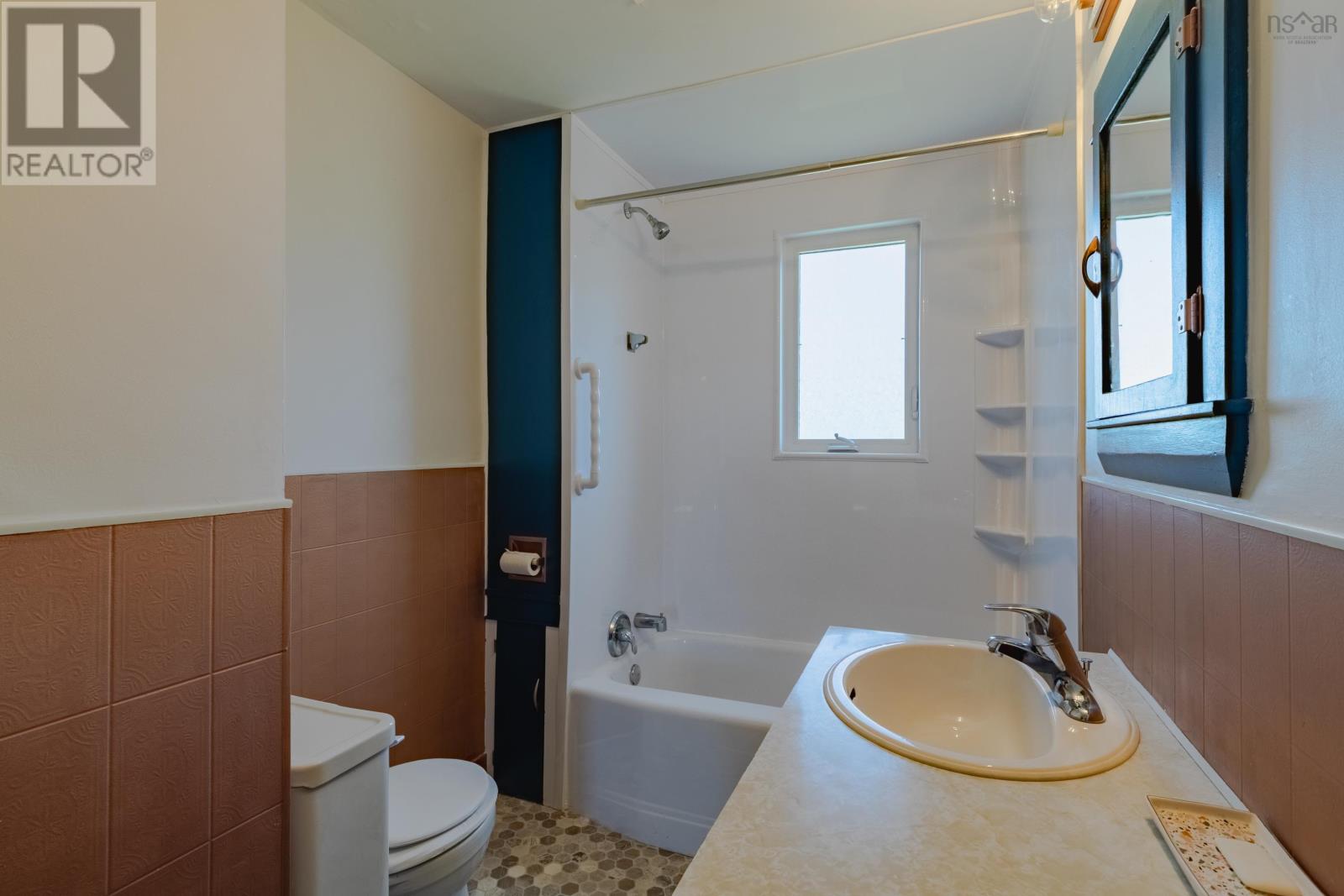 Property 21 of 46 of 10130 Highway 1