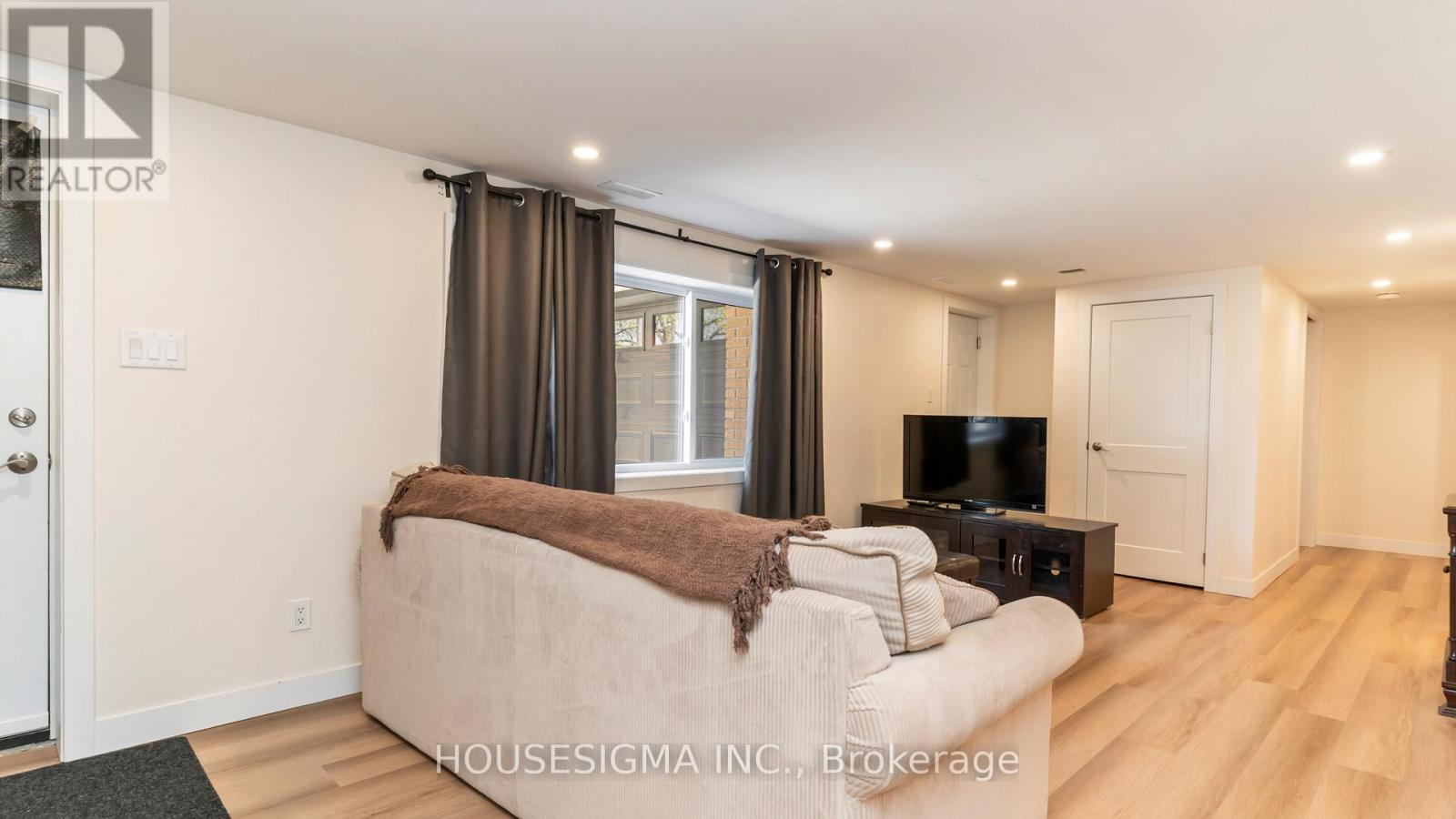 286 BURLINGTON CRESCENT - 4