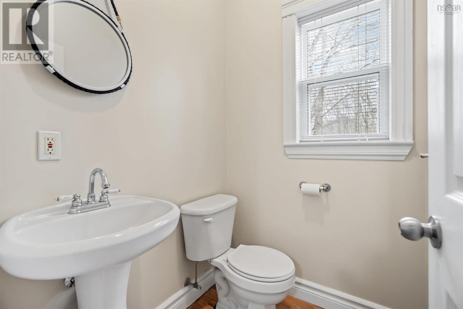 Property 33 of 49 of 103 Sussex Drive