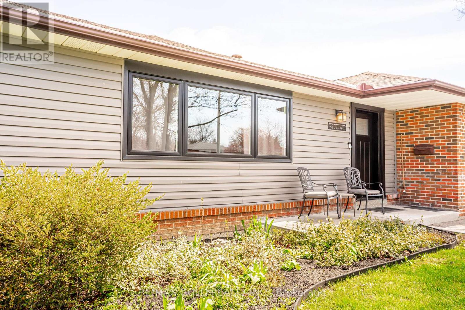 23 DUNSTER CRESCENT - 6