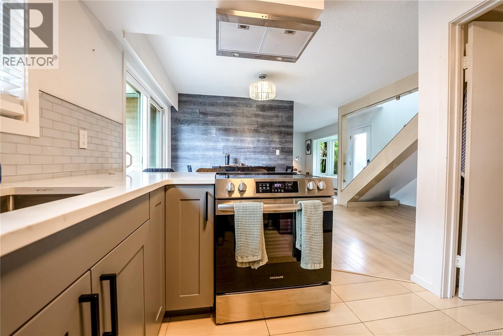 102 2860 Sooke Lake Road, Langford