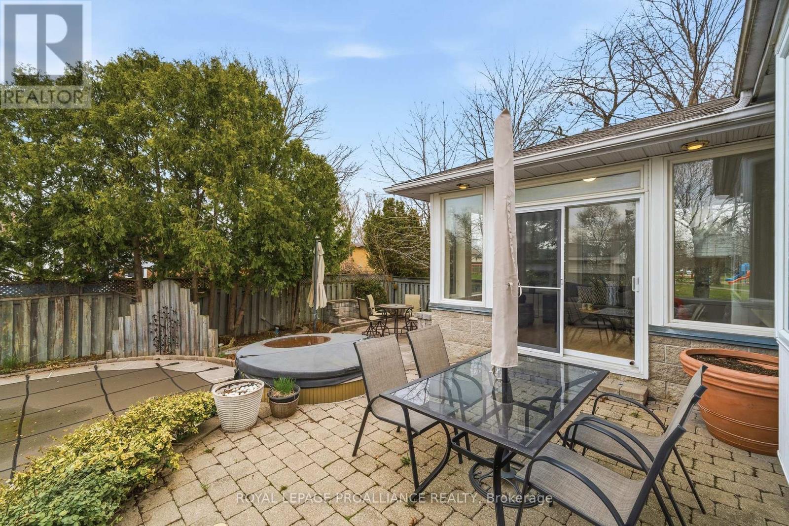 25 SOUTHWOOD CRESCENT — photo 38