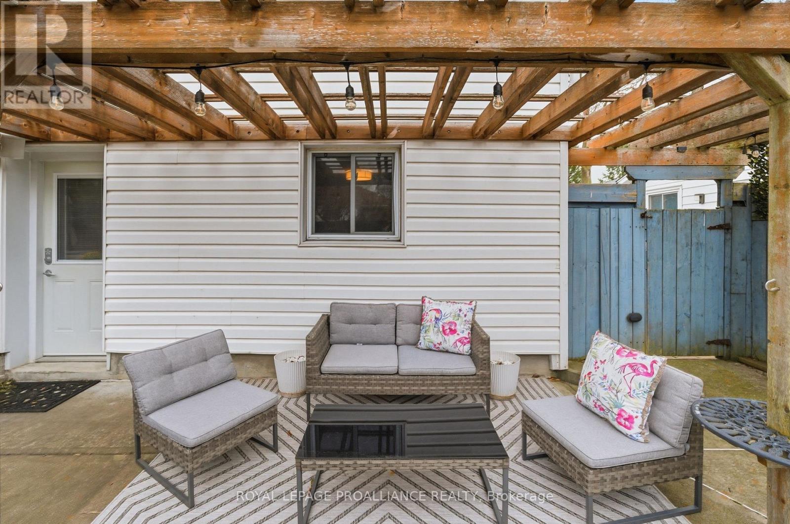 25 SOUTHWOOD CRESCENT — photo 40
