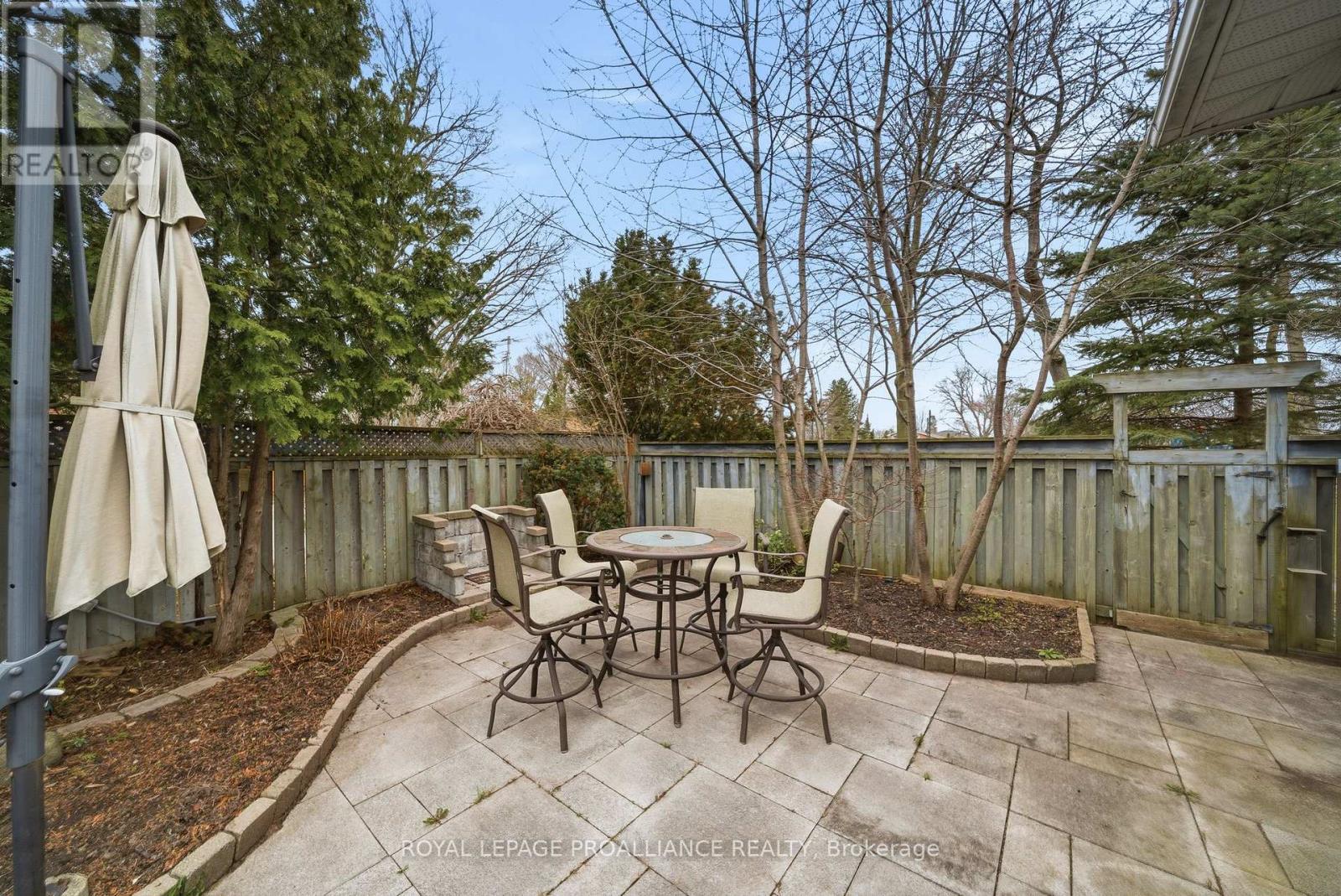 25 SOUTHWOOD CRESCENT — photo 42