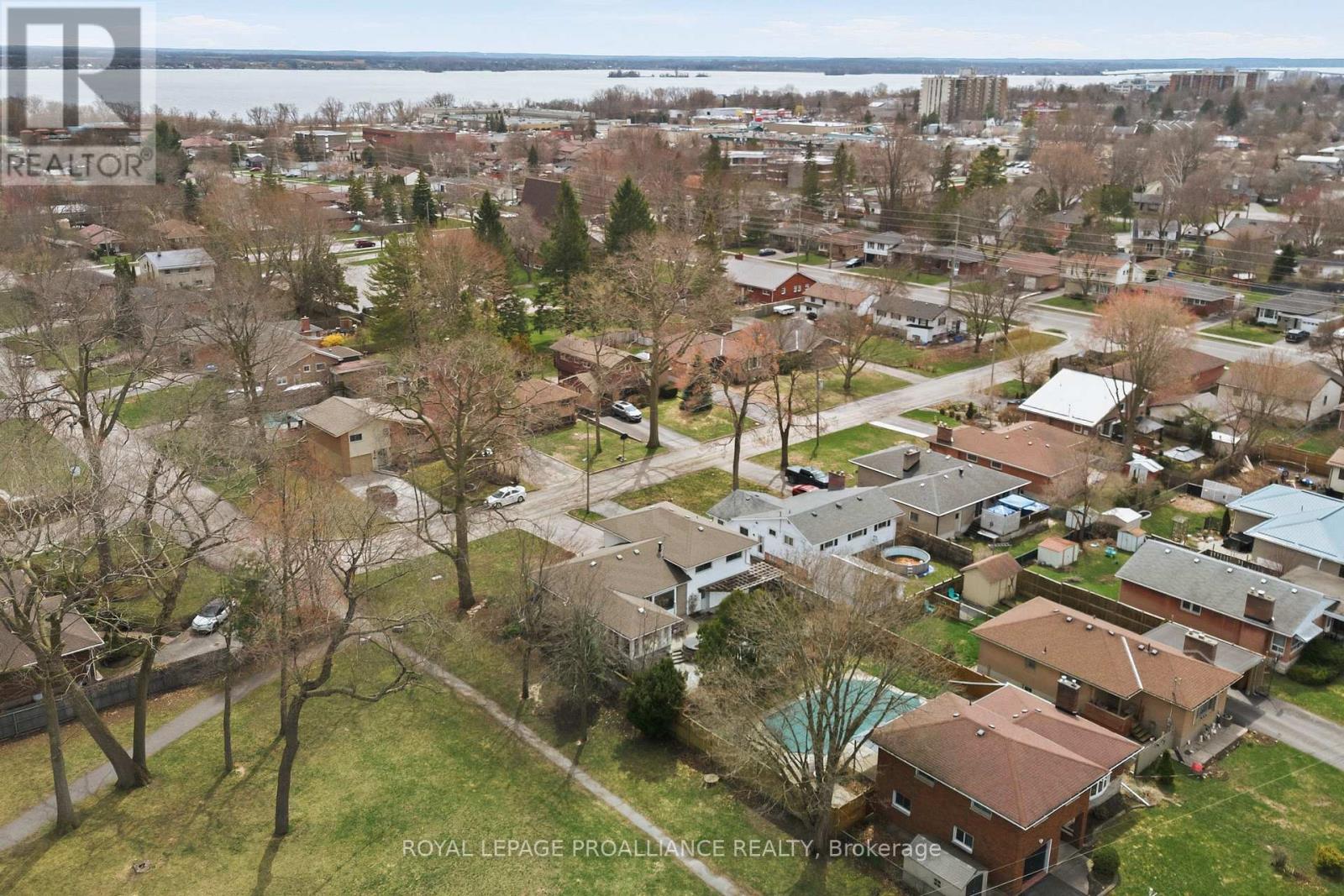 25 SOUTHWOOD CRESCENT — photo 44