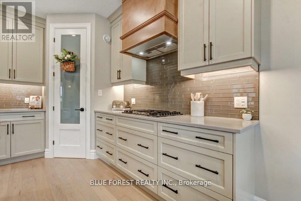 192 FOXBOROUGH PLACE — photo 14