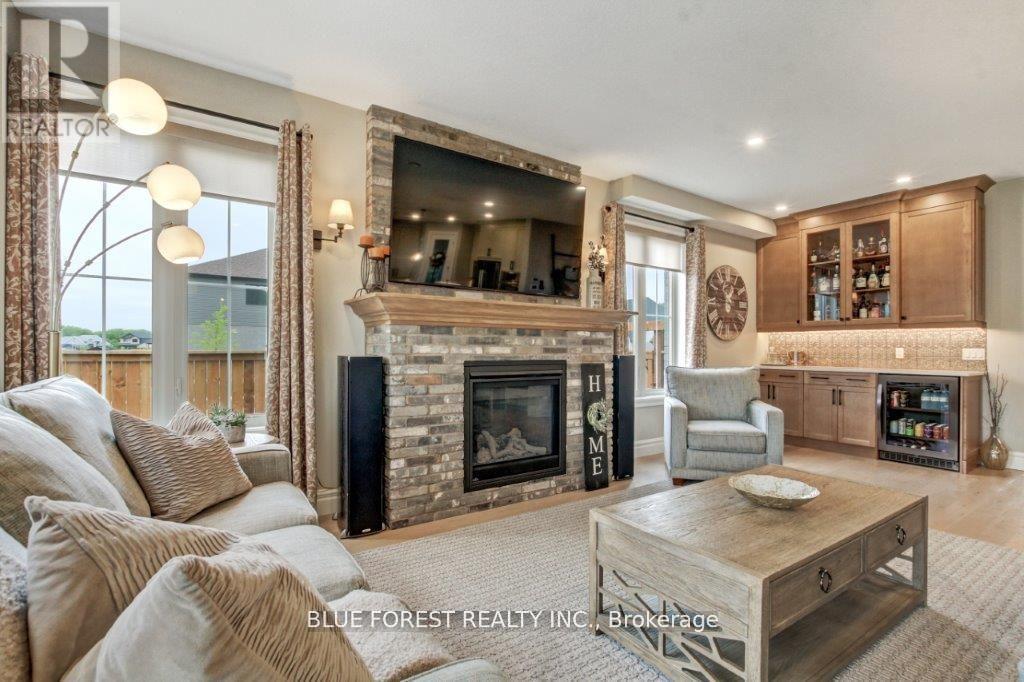 192 FOXBOROUGH PLACE — photo 8