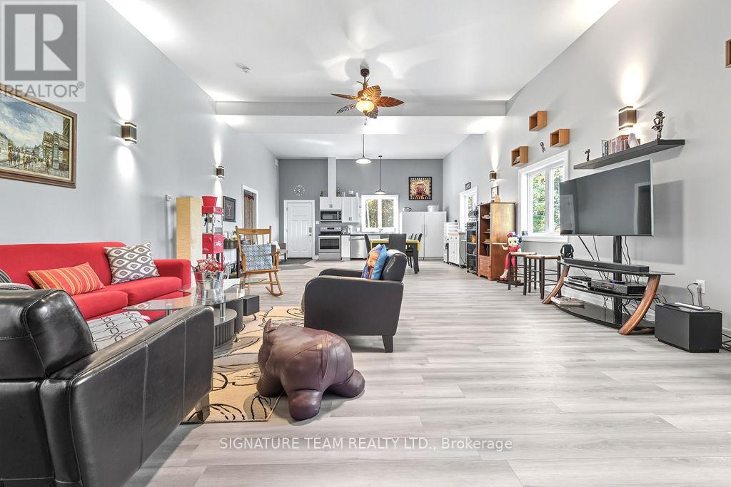 Guest House-Open Concept Kitchen/Dining/Living