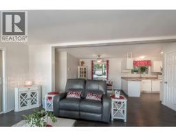 Living room - 1510 Trans Canada Highway Unit# 42, Sorrento, BC V0E2W2 Photo 9