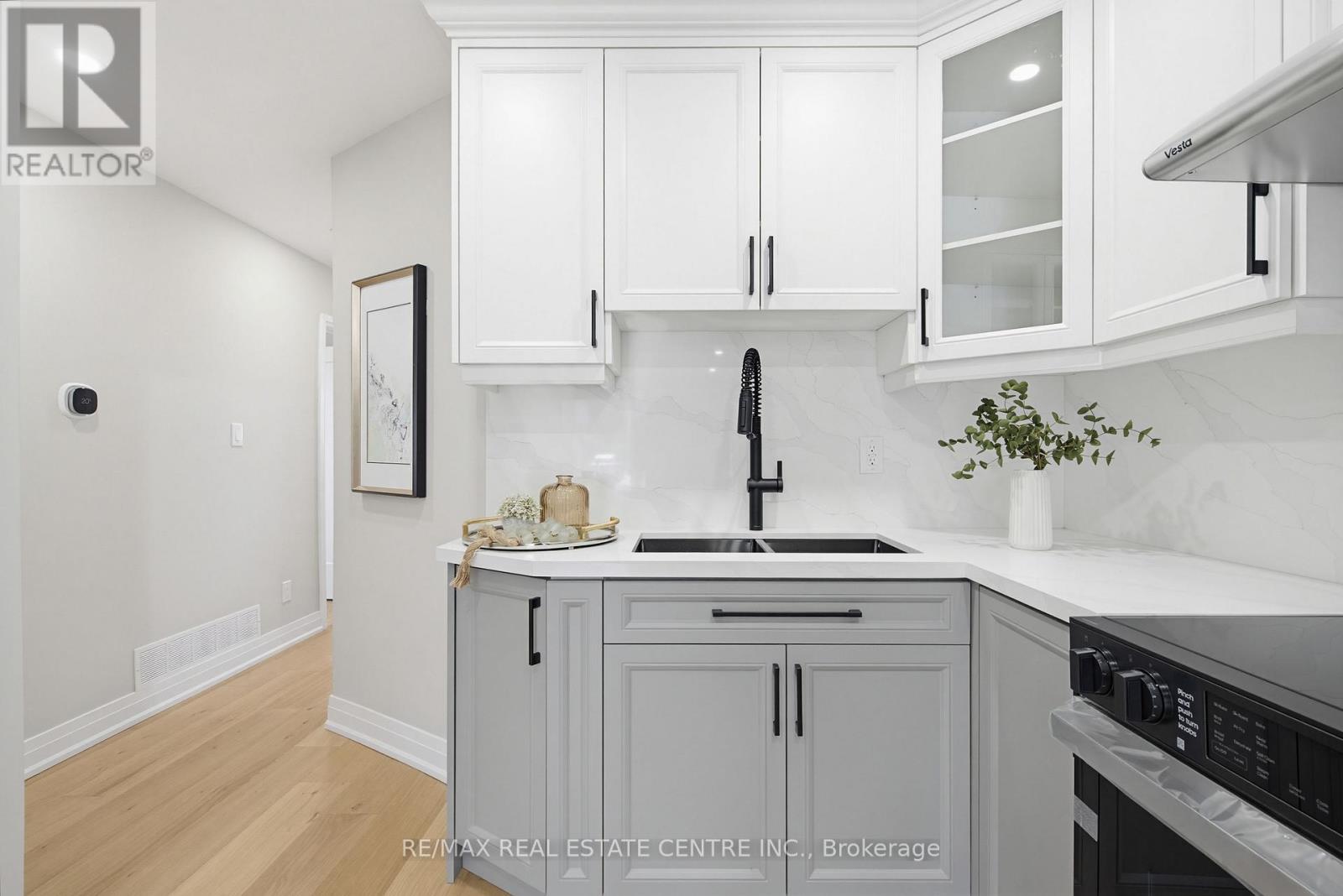 125 DUFFERIN STREET - 13