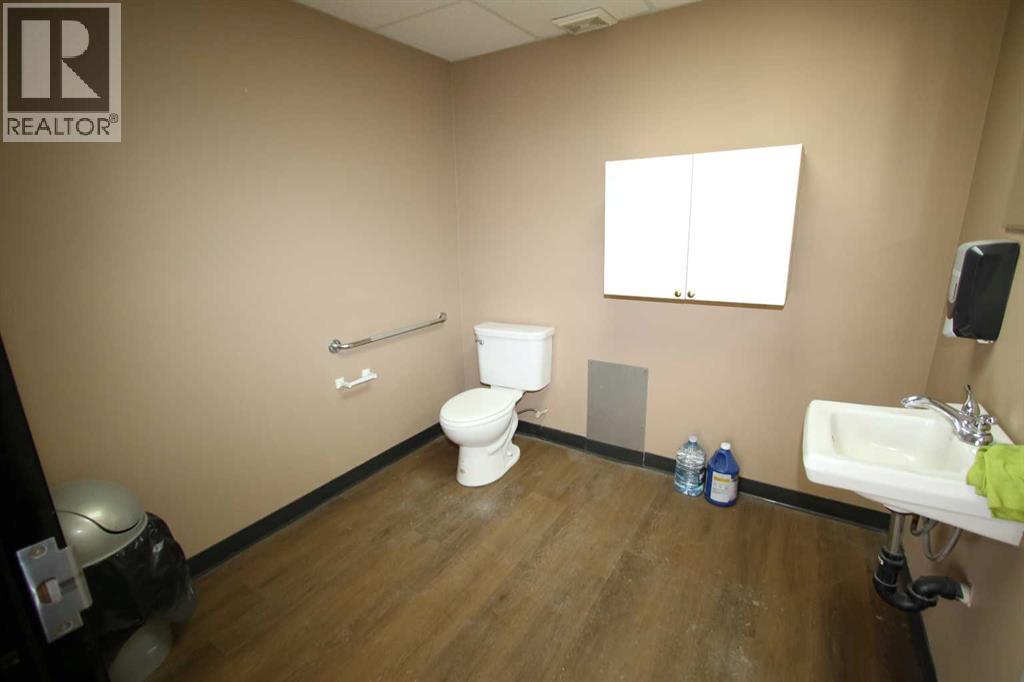 Bays 4, 7419 50 Avenue - photo 3