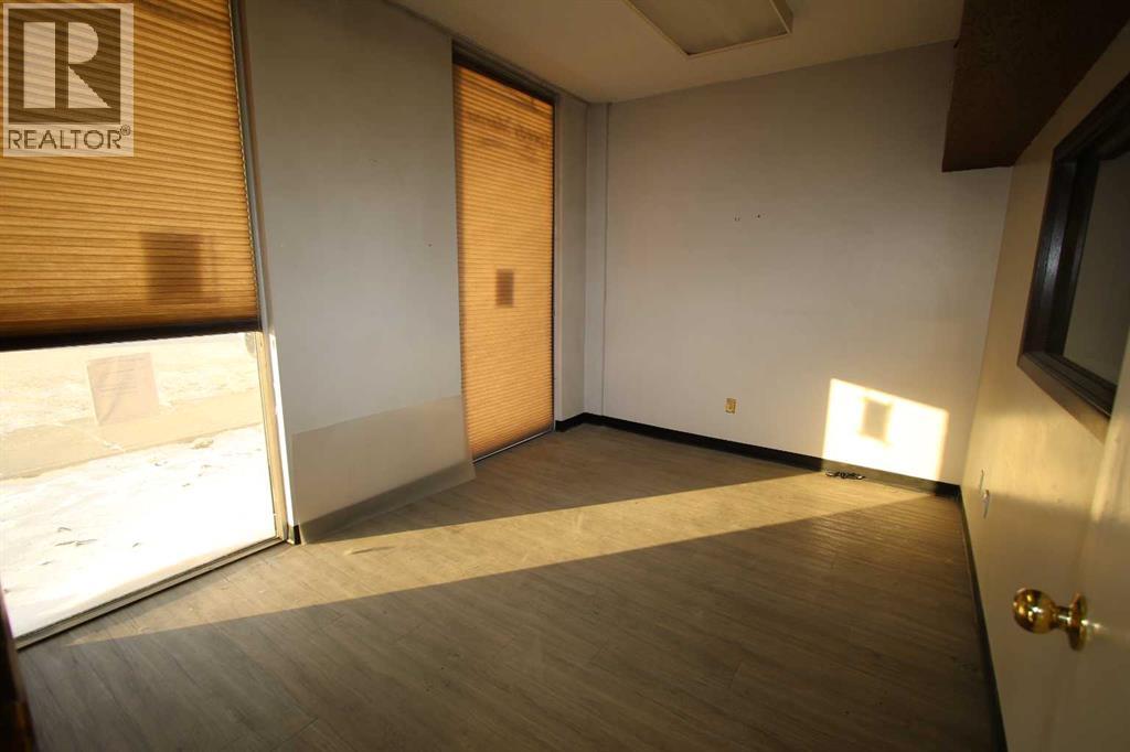 Bays 4, 7419 50 Avenue - photo 4