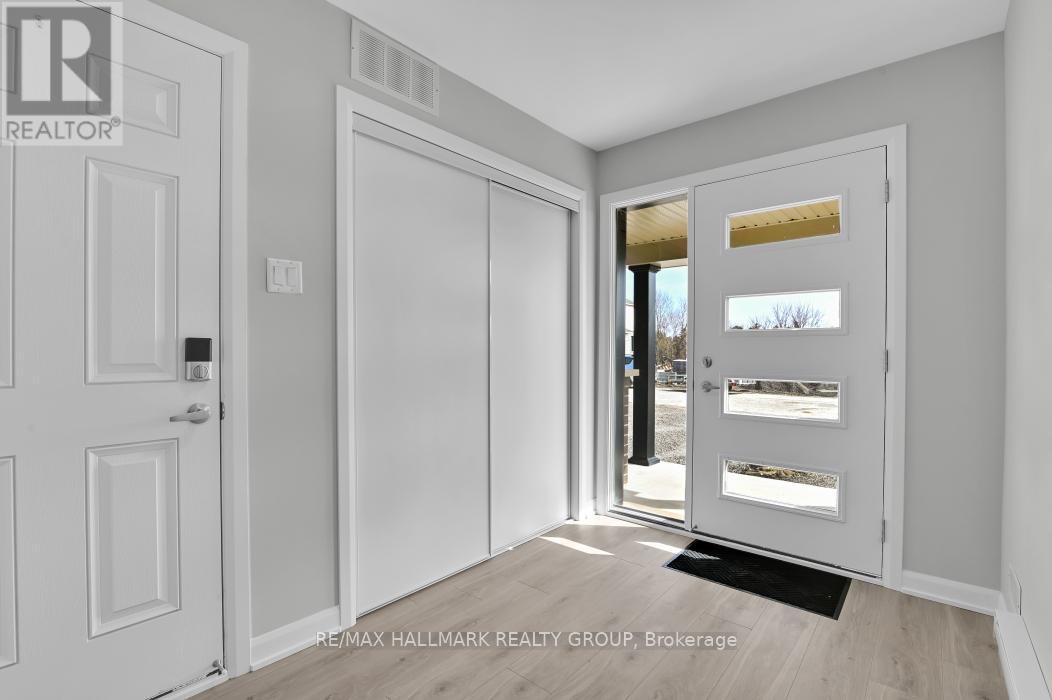 Spacious and bright foyer to welcome your guests.