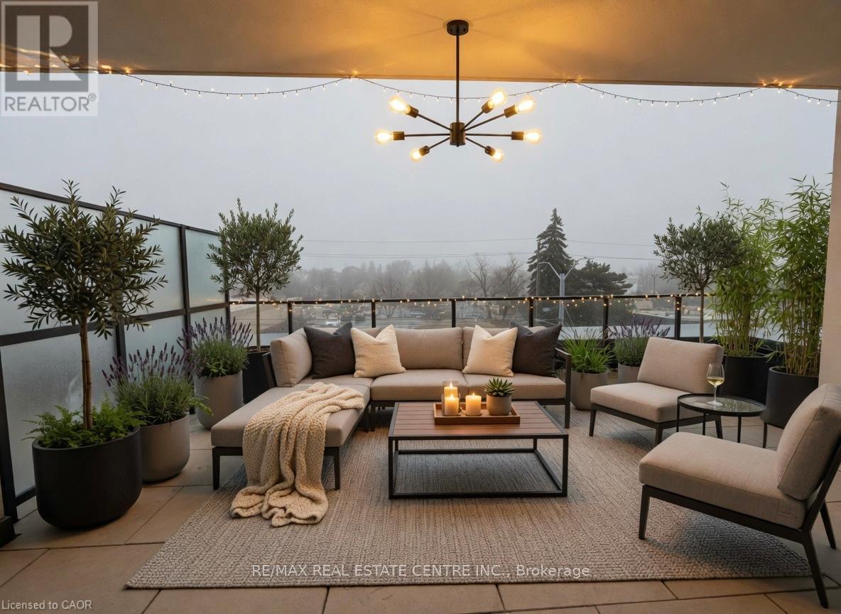 301 - 741 KING STREET W Property Photo