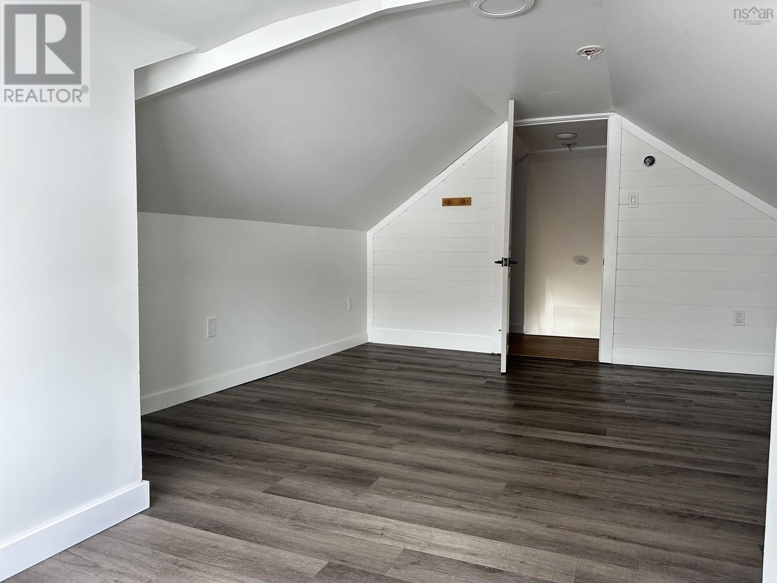 11 James Street — photo 32