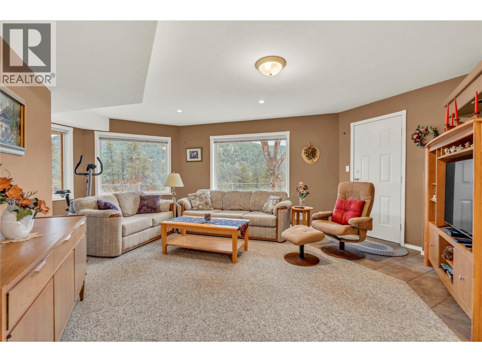  22577 Garnet Valley Road, Summerland