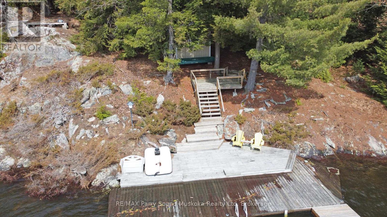 Sunny Sundeck at water's edge