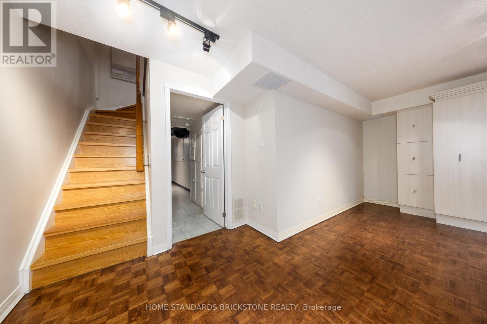 90 CONFEDERATION WAY — photo 31
