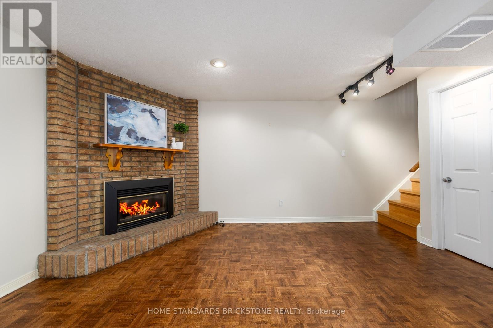 90 CONFEDERATION WAY — photo 32