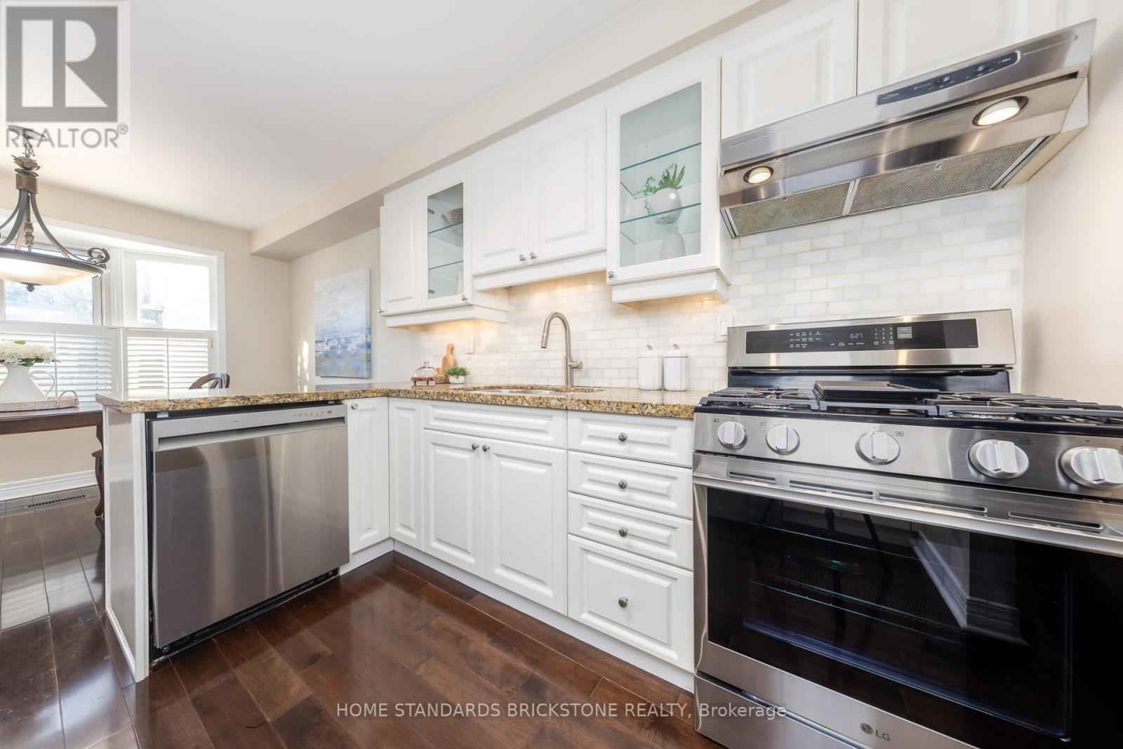 90 CONFEDERATION WAY — photo 8