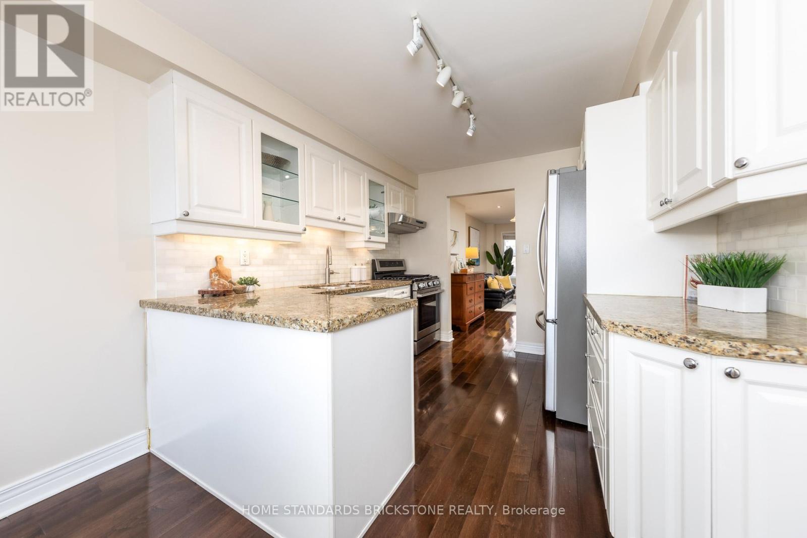 90 CONFEDERATION WAY — photo 6