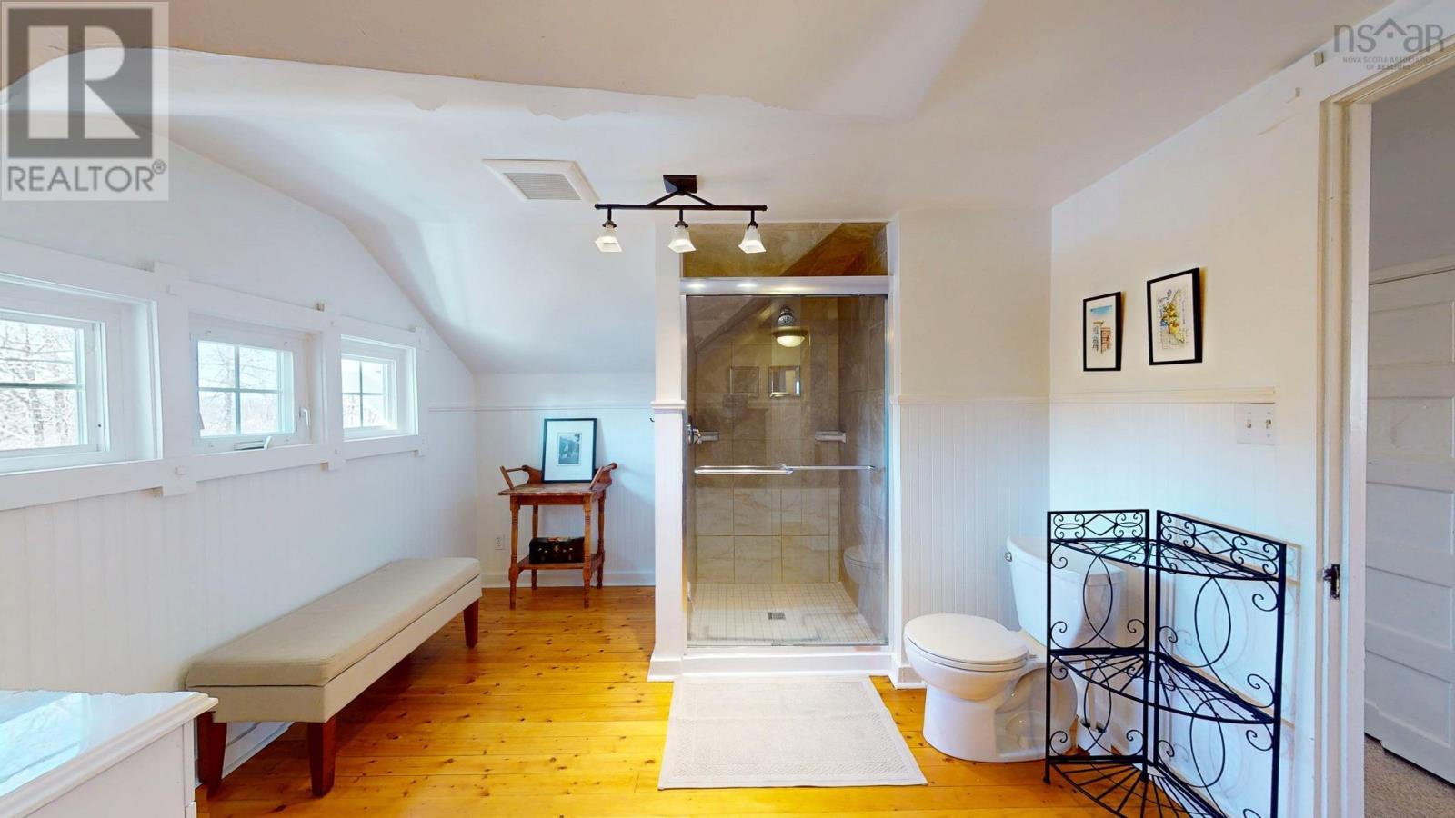 Property 28 of 48 of 35 King Street