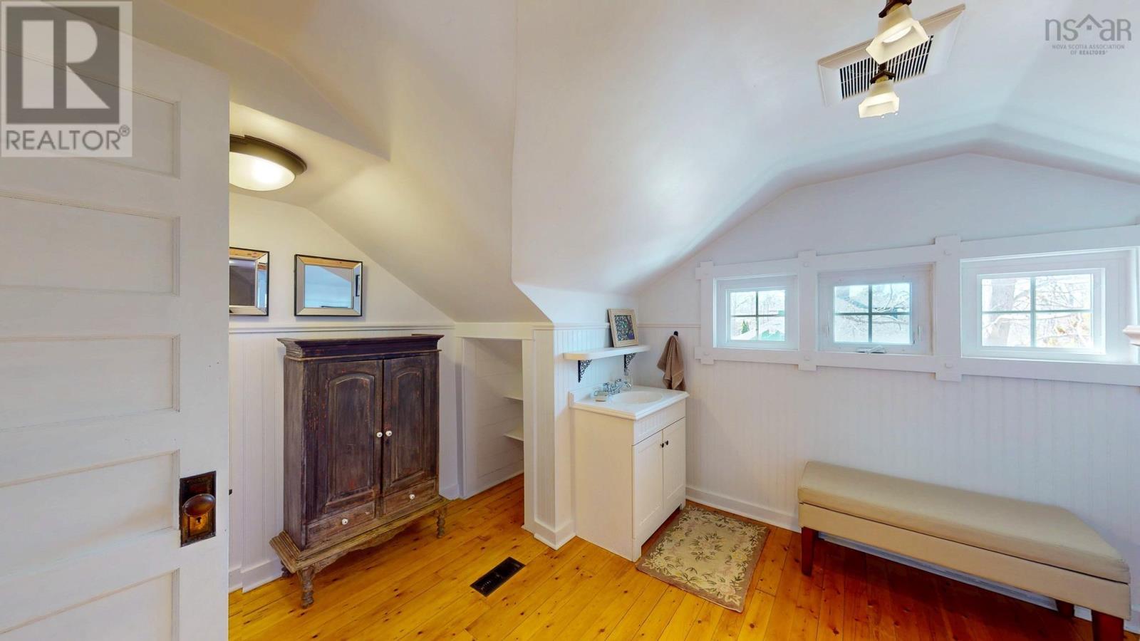 Property 27 of 48 of 35 King Street