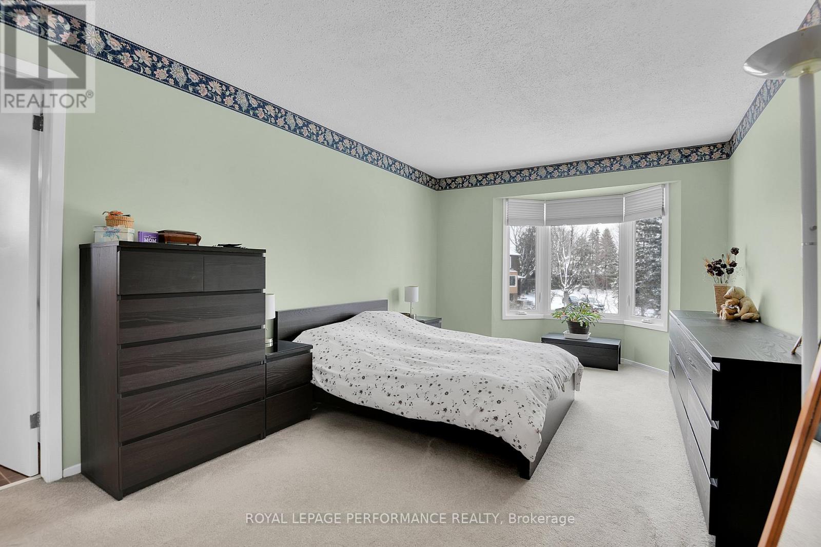 Primary Bedroom w/bay window