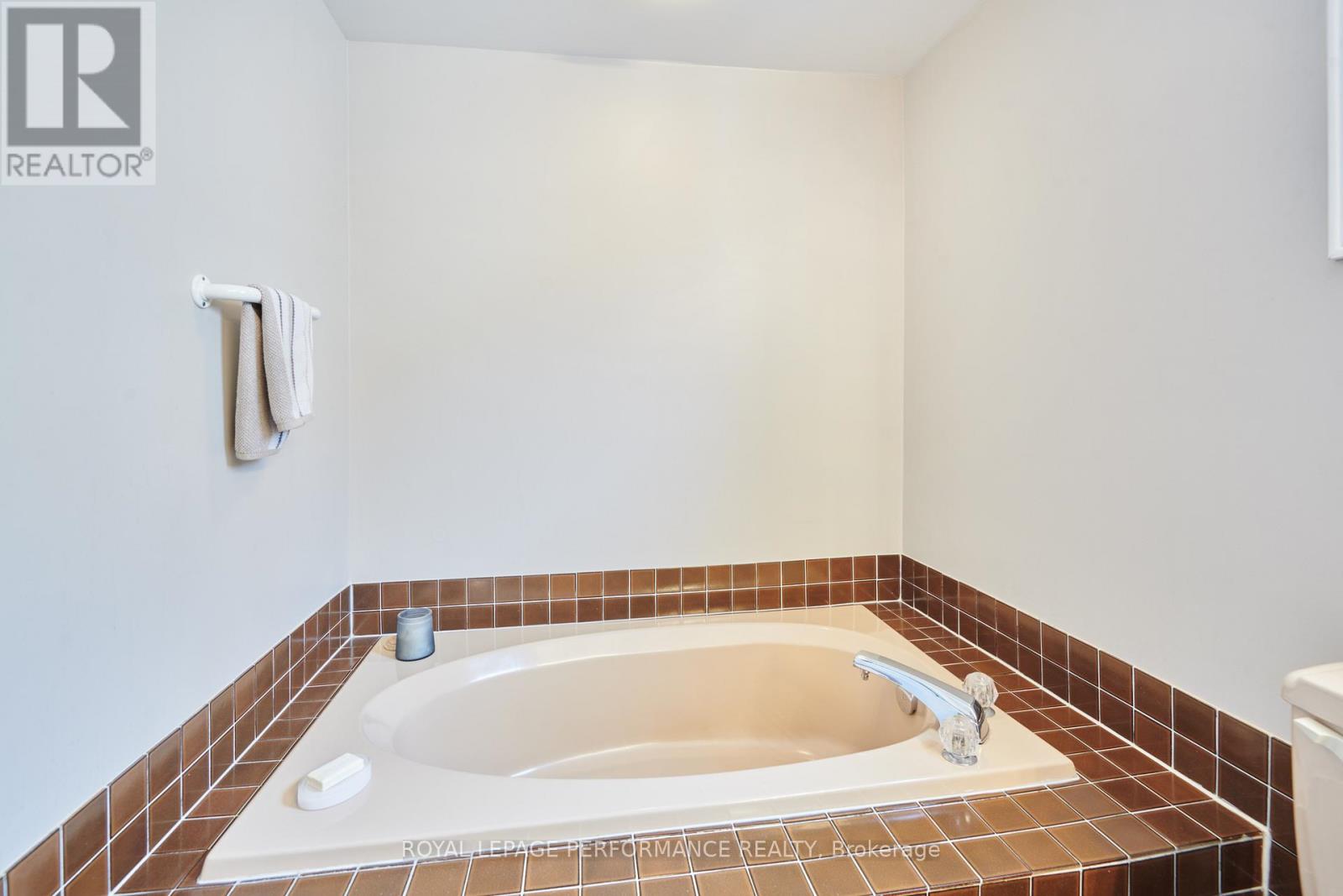 Separate soaker bathtub