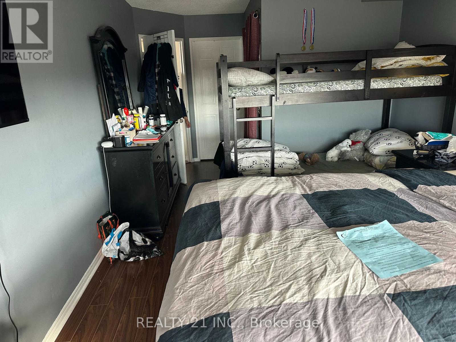#821 3 GREYSTONE WALK DRIVE - 18