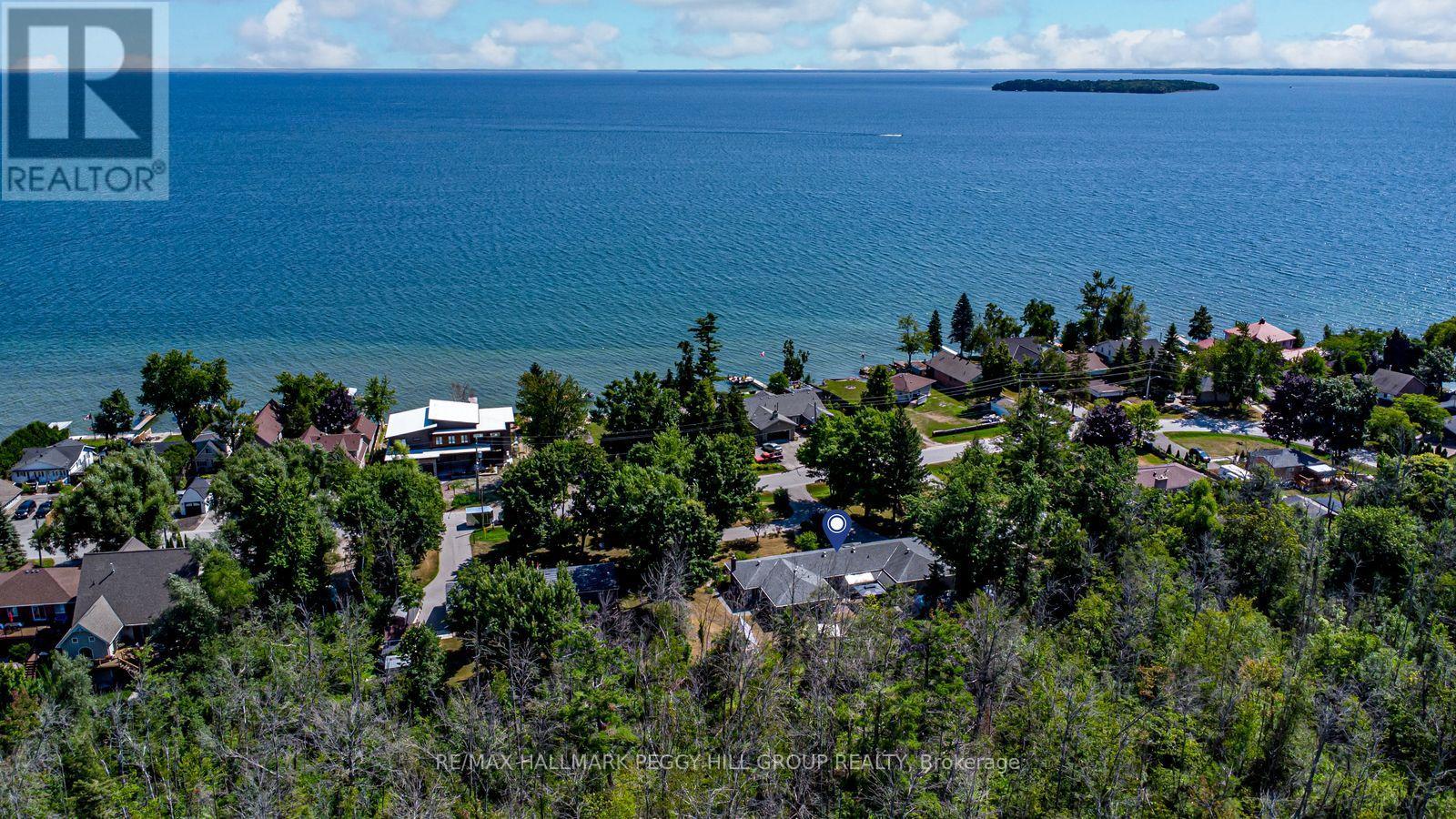 2582 LEONARD STREET — photo 3