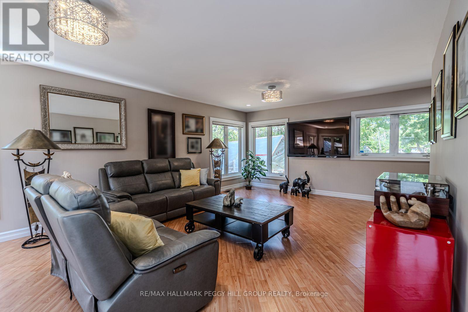 2582 LEONARD STREET — photo 4
