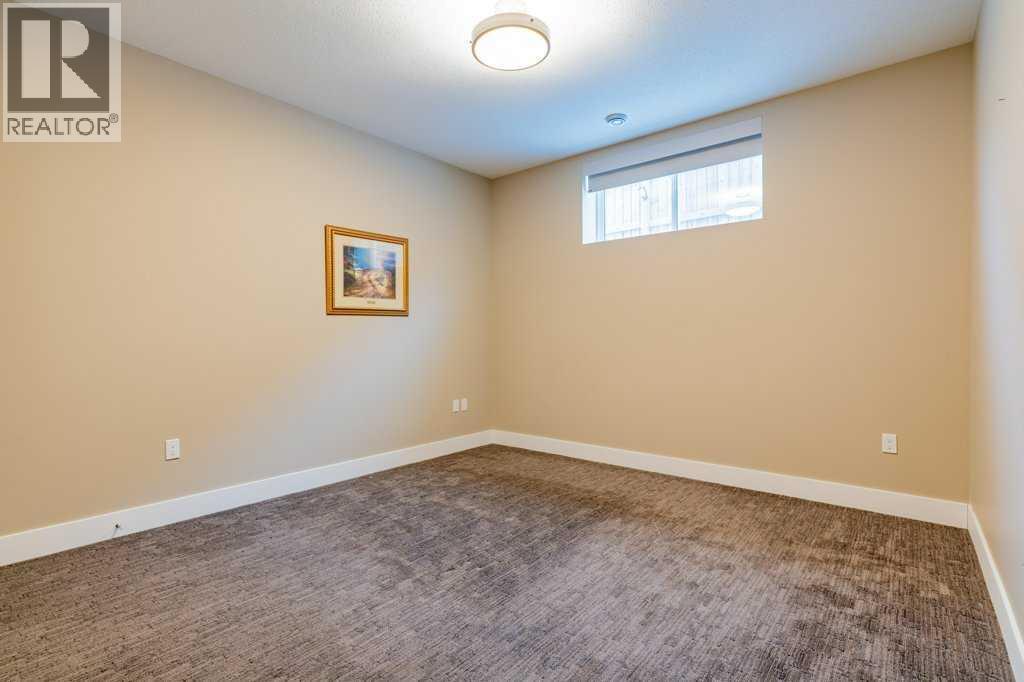208 Westview Crescent W — photo 32