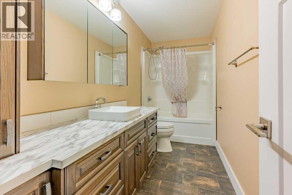 208 Westview Crescent W — photo 36
