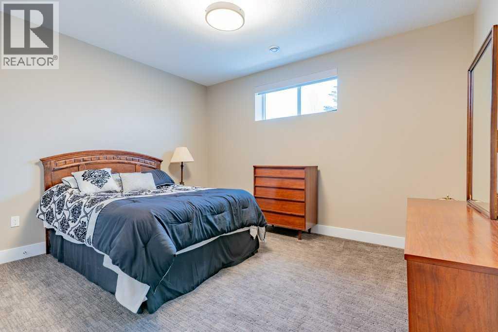 208 Westview Crescent W — photo 34