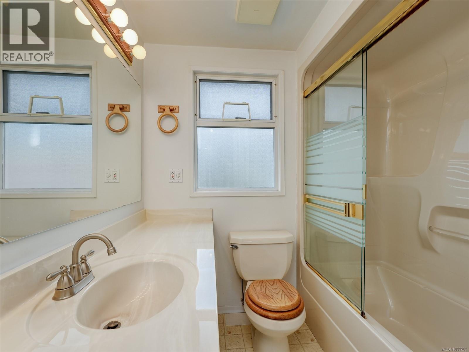  1041 Lyall Street, Esquimalt