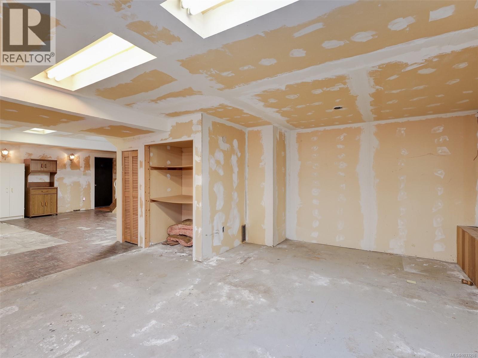  1041 Lyall Street, Esquimalt