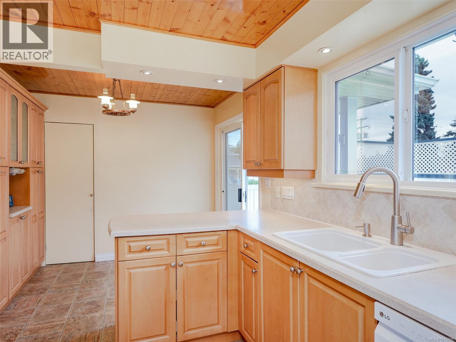  1041 Lyall Street, Esquimalt