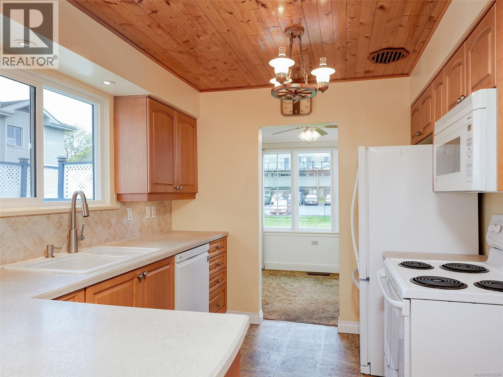  1041 Lyall Street, Esquimalt