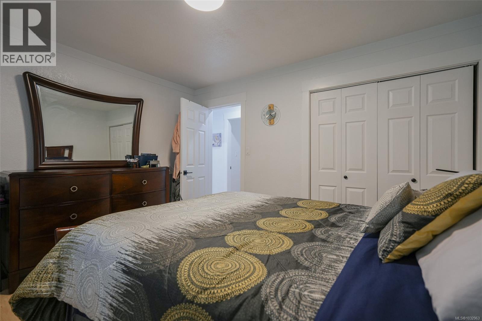 4658 Victoria Dr N - 12